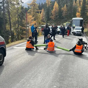Aktivisten der „Letzten Generation“ blockieren Verkehr beim Skiweltcup in Sölden