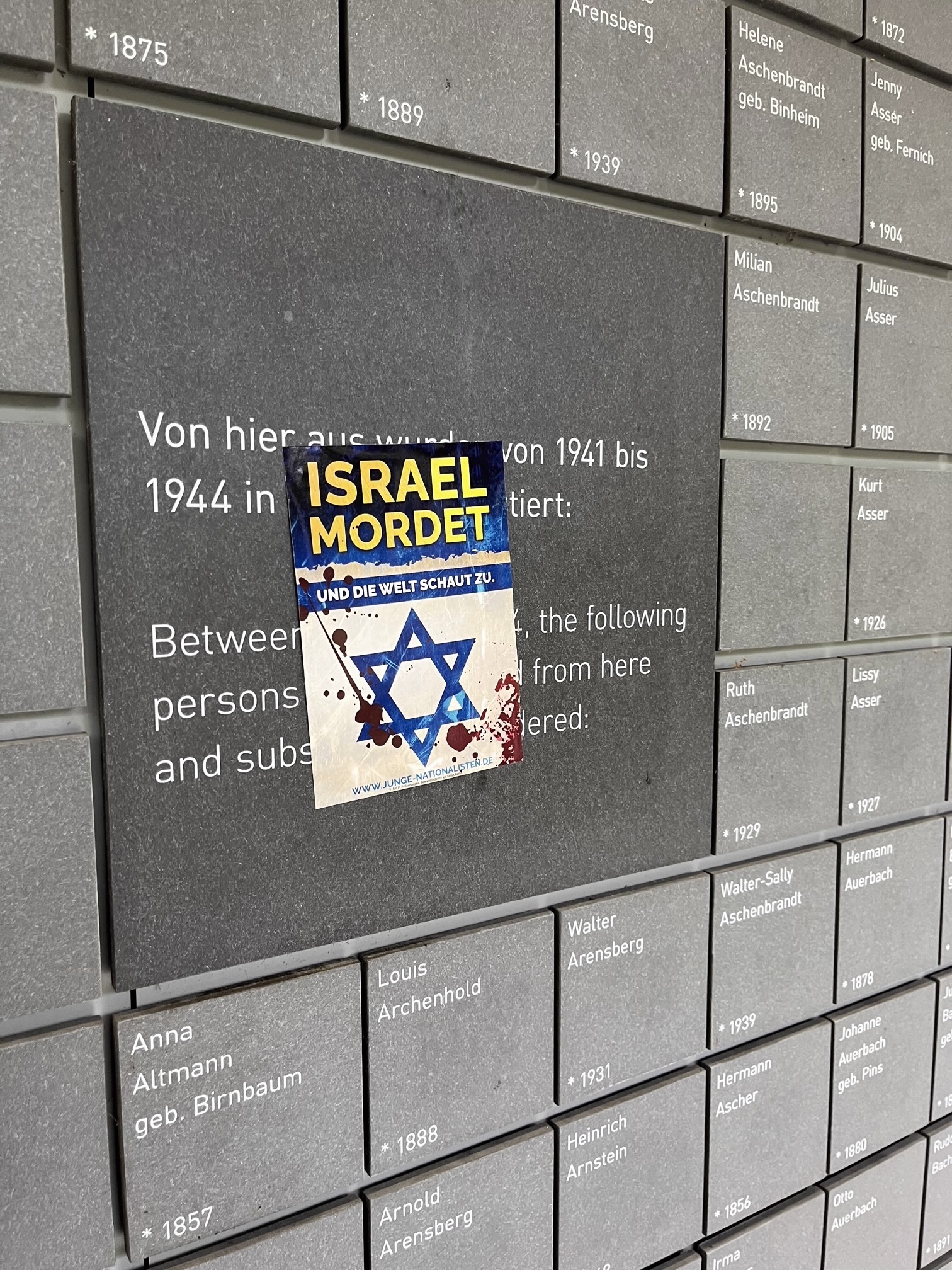 Volksverhetzende Aufkleber an der Holocaust-Gedenkstätte in Ahlem