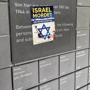 Volksverhetzende Aufkleber an der Holocaust-Gedenkstätte in Ahlem