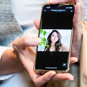 Ricarda Louk zeigt bei einem Treffen mit Bundestagspräsidentin Bas ein Foto ihrer durch die Hamas entführten und getöteten Tochter Shani Louk.