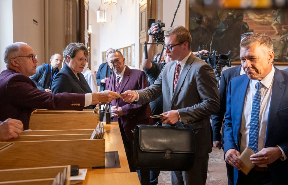 Daniel Halemba bekommt seinen Ausweis im Bayerischen Landtag ausgehändigt.