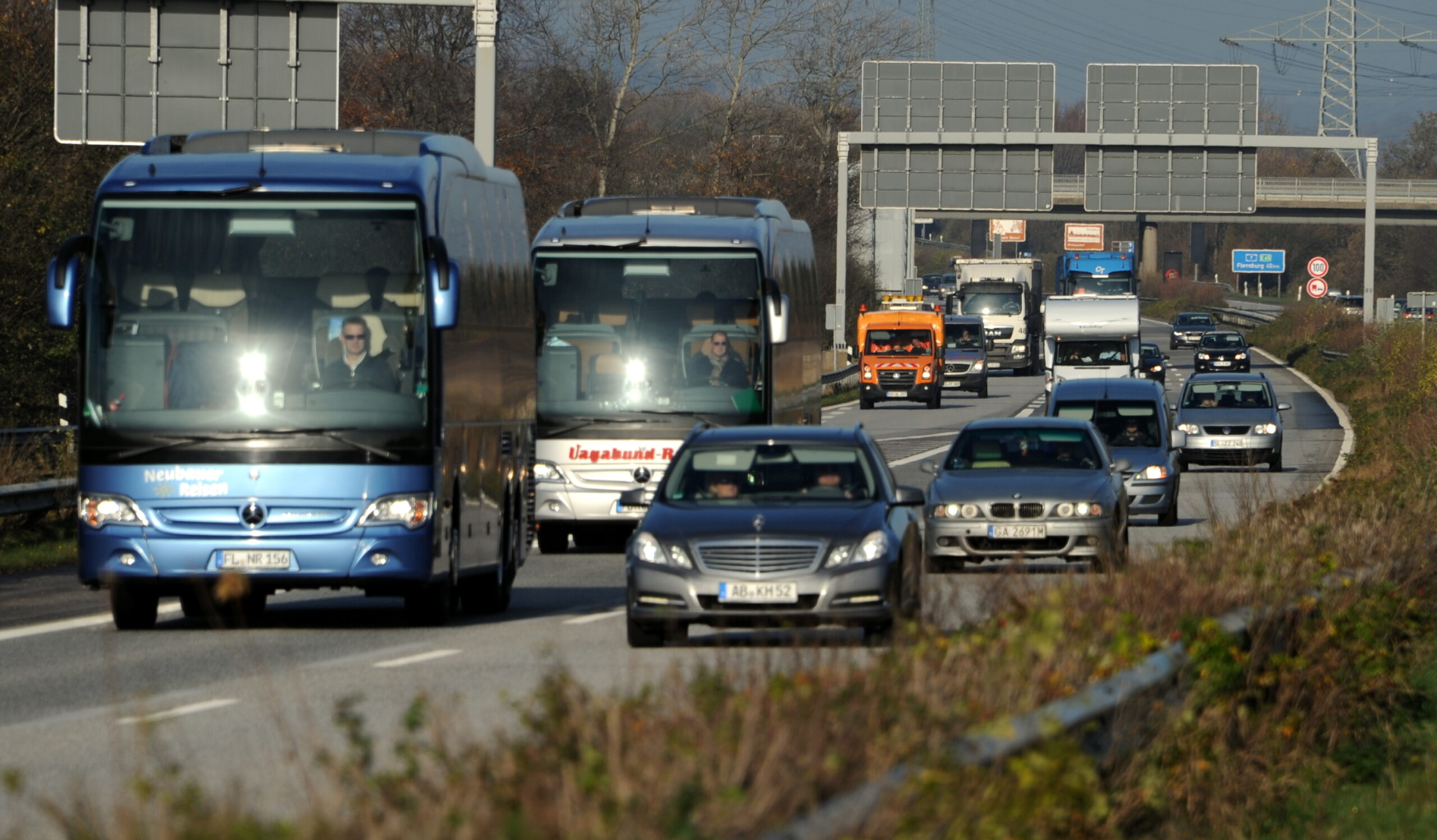 Busse und Personenwagen fahren zweispurig auf der A7 in Richtung Rader Hochbrücke bei Rendsburg. (Symbolbild)