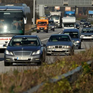 Busse und Personenwagen fahren zweispurig auf der A7 in Richtung Rader Hochbrücke bei Rendsburg. (Symbolbild)