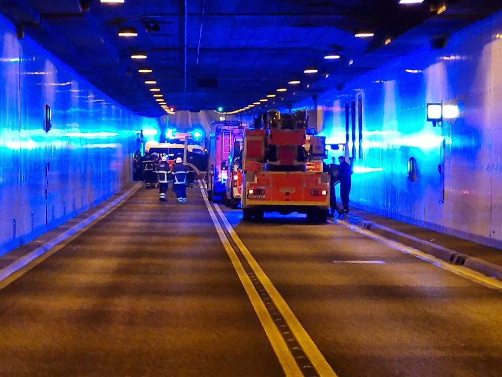 Autos brennen nach Unfal im Elbtunnel – mehrere Verletzte