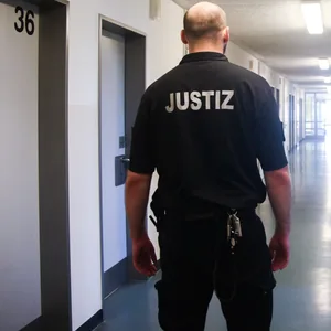 Ein Vollzugsbeamter in der JVA Billwerder
