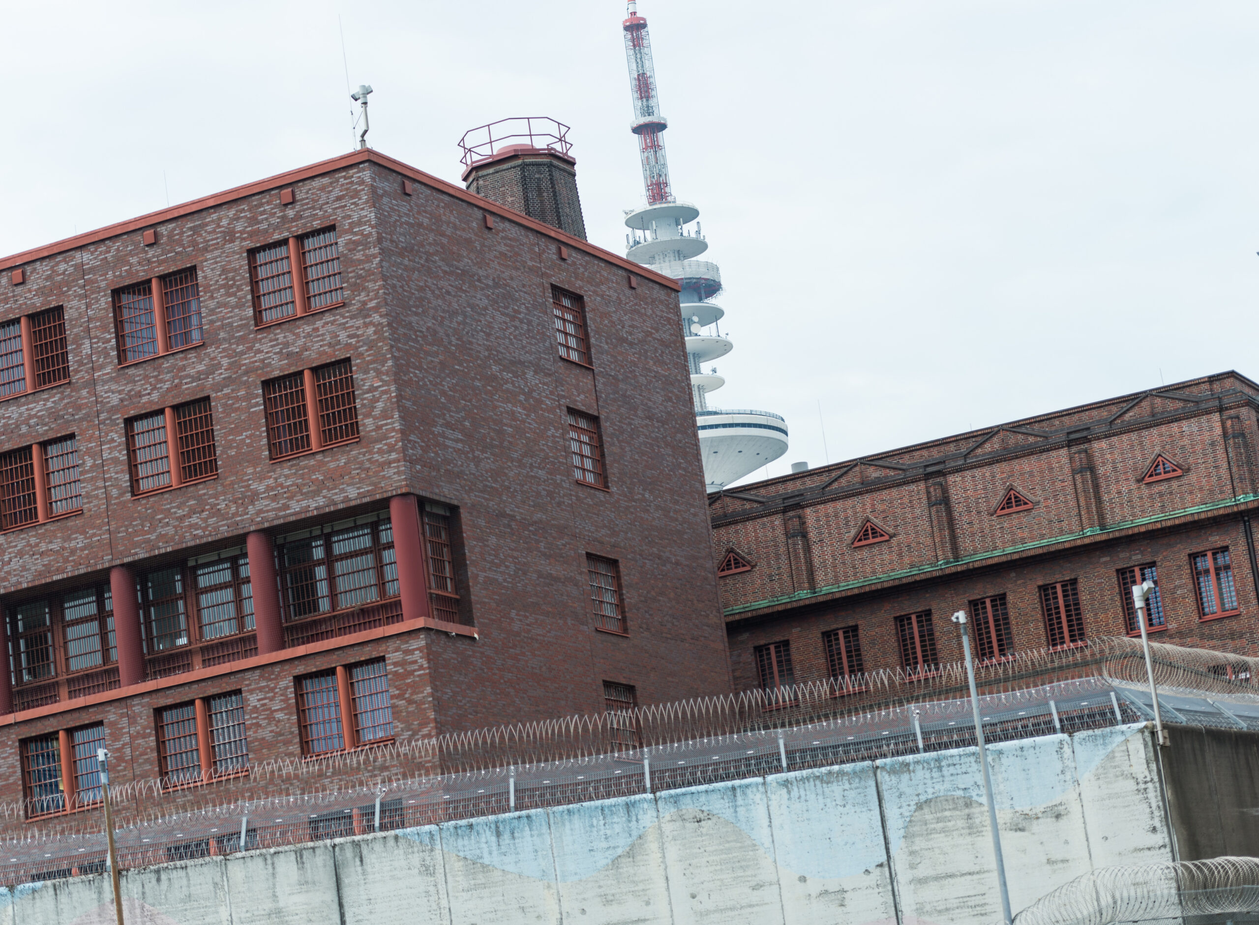 Die Untersuchungshaftanstalt am Holstenglacis in Hamburg. Das Gefängnis hat auch ein Zentralkrankenhaus für Gefangene.