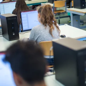 Schülerinnen und Schüler nehmen am Informatikunterricht einer Schule teil. (Symbolbild)