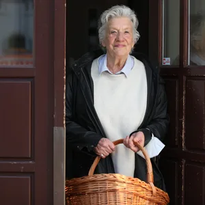 Monika Fuchs (85) ist Deutschlands älteste YouTube-Köchin. Jetzt hat die Hamburgerin ein Buch über ihr Leben geschrieben.