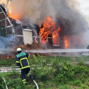 Reetdachhaus in Hamburg in Flammen – Großalarm