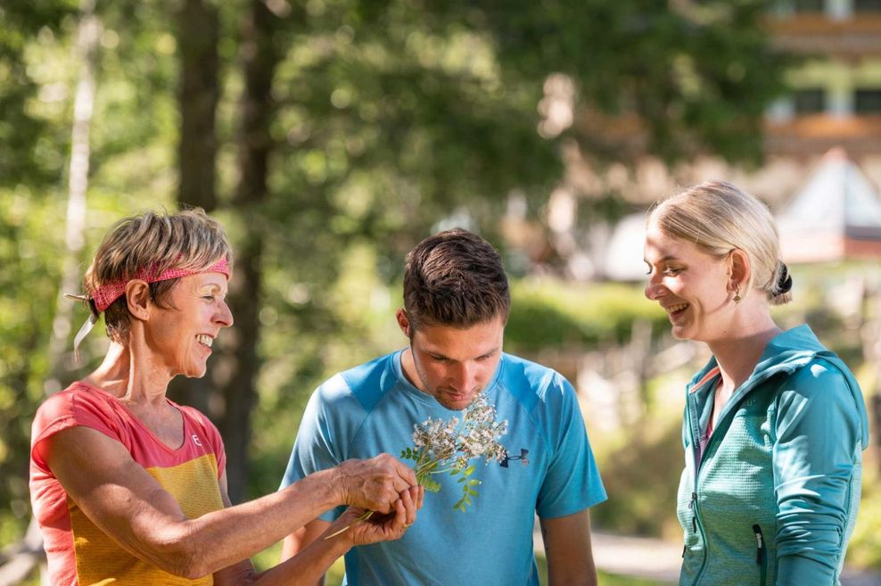 Die Kräuter- Fachfrau Anni nimmt ihre Gäste im Adler Inn Tyrol Mountain Resort auf Kräuterwanderungen mit in die Natur.