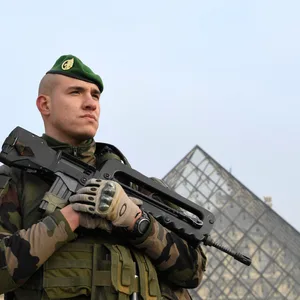 Ein französischer Soldat steht vor dem Louvre