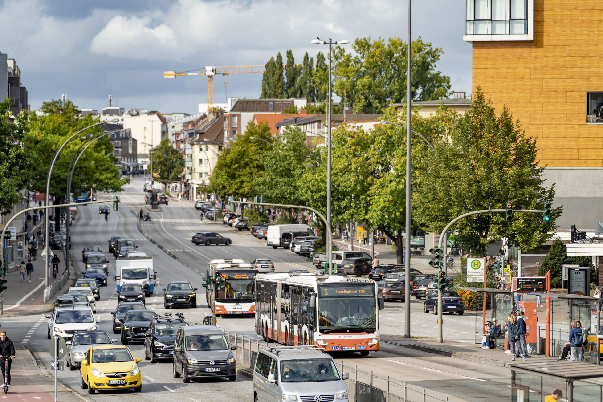 Hoheluftchaussee: Wo jetzt noch Autos und Busse auf sechs Spuren fahren, soll es nach Willen der Grünen bald ganz anders zugehen.