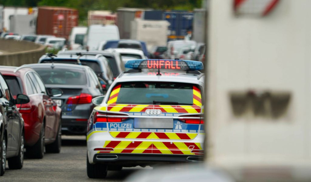 mann-will-autobahn-zu-fu-berqueren-tot