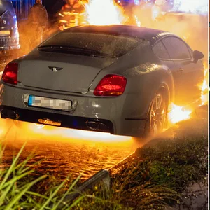 Die Feuerwehr musste gleich an zwei Orten der Stadt brennende Fahrzeuge löschen.