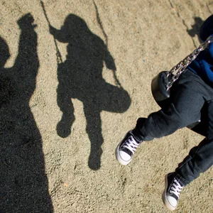 Wer seine Kinder ständig überwacht und vor Gefahren schützen will, schadet ihnen im Zweifel.