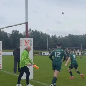 Der Rugby Ball im Anflug zu den Spielern von Hawick Youth.