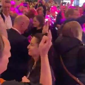 Haben anlässlich des Feiertags zur Deutschen Einheit die Sau rausgelassen: Der Ministerpräsident von Nordrhein-Westfalen Hendrik Wüst (l.), Berlins Regierender Bürgermeister Kai Wegner (2.v.l.) und der Ministerpräsident von Schleswig-Holstein Daniel Günther (r.).