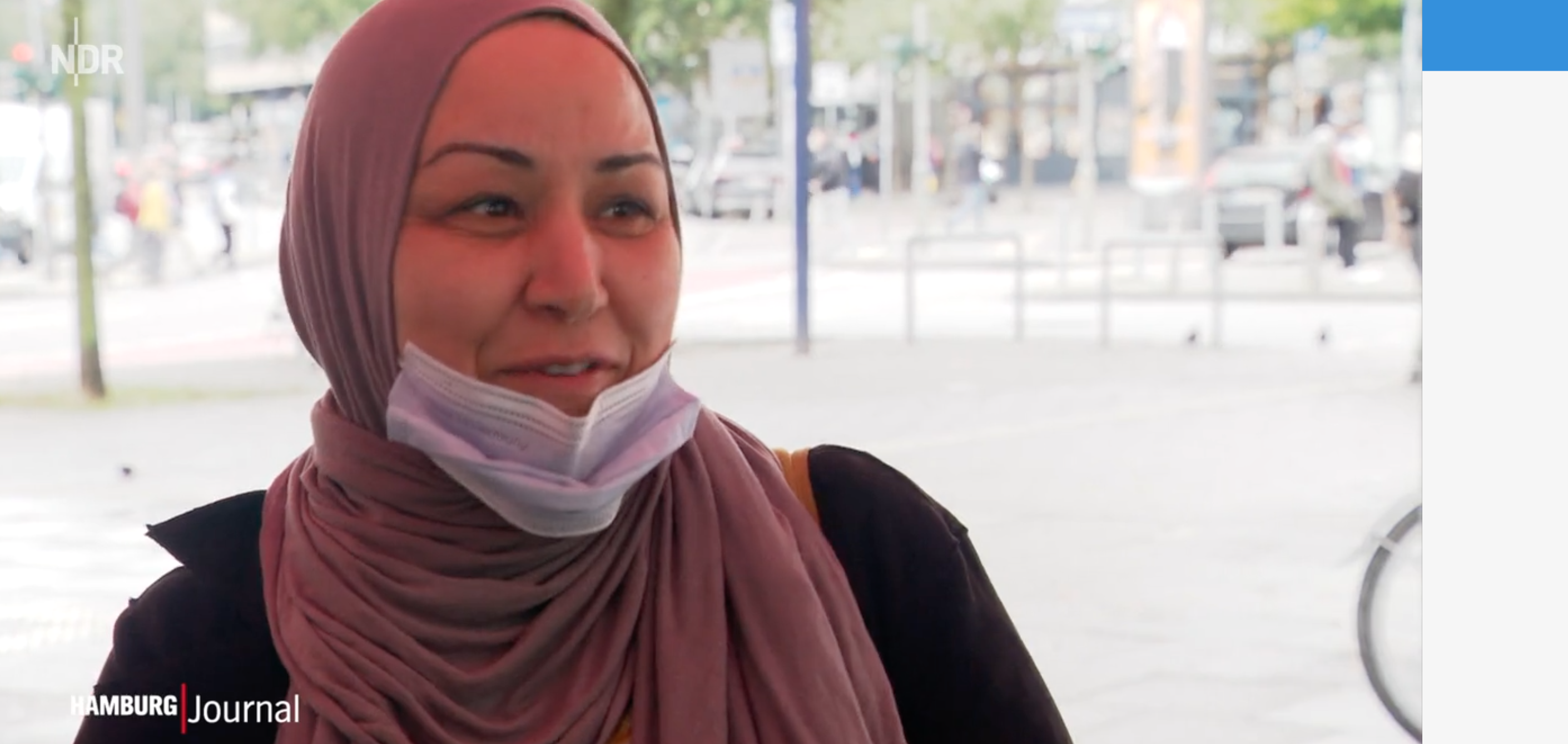 Eine Frau mit Kopftuch: Diese Hamburgerin jubelt über den Terror-Angriff der Hamas.