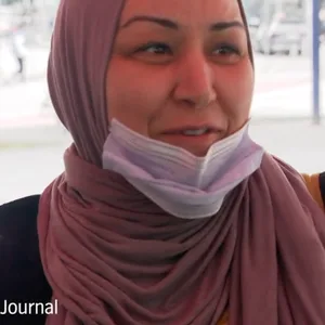 Eine Frau mit Kopftuch: Diese Hamburgerin jubelt über den Terror-Angriff der Hamas.
