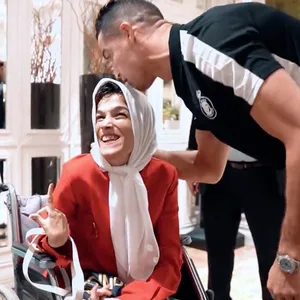 Cristiano Ronaldo küsst Fatemeh Hamami