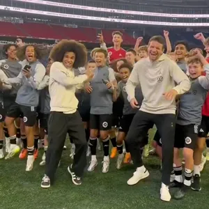 Thomas Müller und Noel Robinson tanzen in TikTok-Video