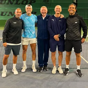Holger Rune posiert mit Boris Becker auf dem Tennisplatz