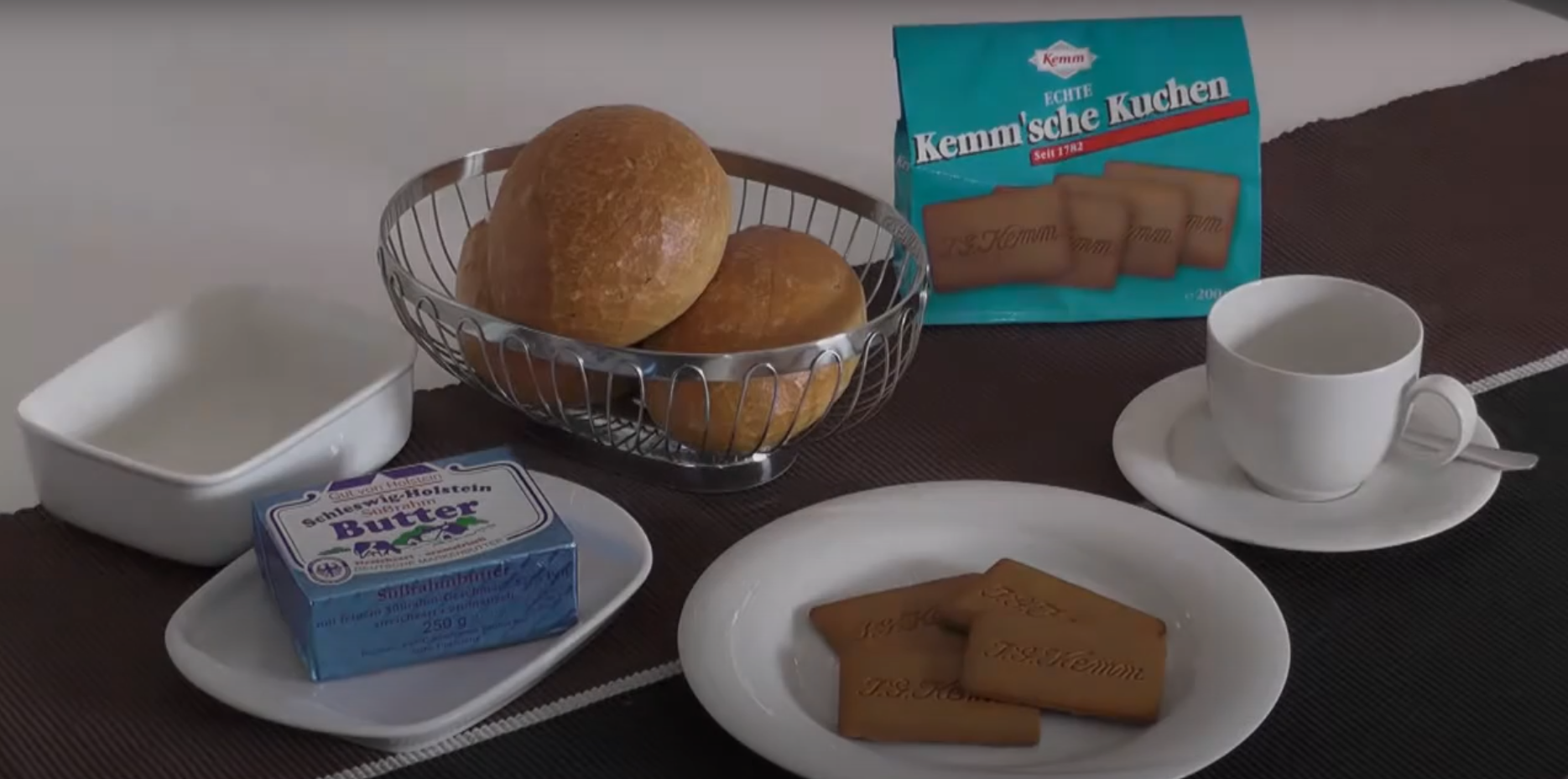 Brötchen, Butter, „Kemm'sche Kuchen“: Ein traditionelles Ritual an Hamburger Frühstückstischen.