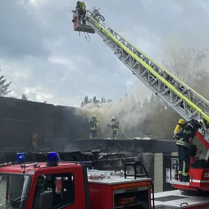Rund 160 Einsatzkräfte kämpfen gegen die Flammen.