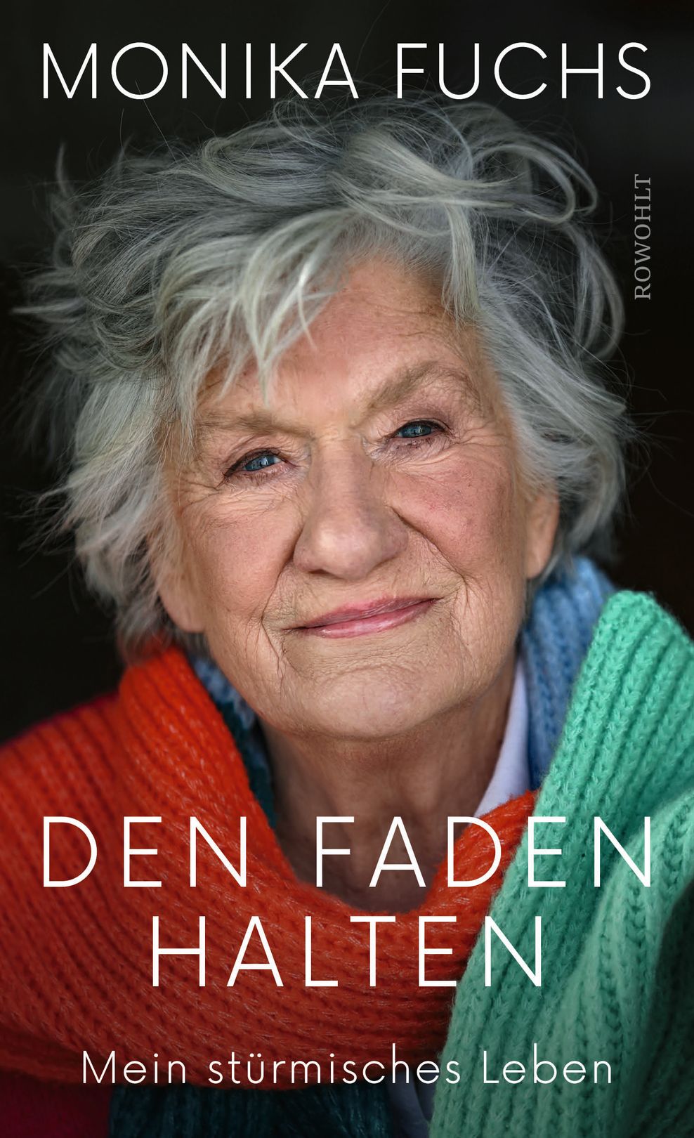 In ihrer Autobiografie „Den Faden halten – mein stürmisches Leben“ (Rowohlt) schreibt Monika Fuchs über Liebe, Schmerz, Krisen und Abschiede.