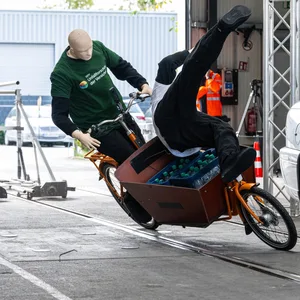Bei einem Crashtest stoßen ein Lastenfahrrad und ein Fußgänger zusammen.