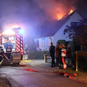 Der Dachstuhlbrand im Rostocker Nordosten in der Nacht zum Freitag.