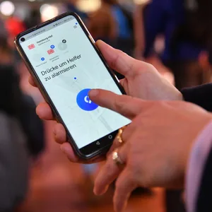 Die Deutsche Bahn verspricht sich von der „SafeNow“-App eine verbesserte Sicherheit am Hamburger Hauptbahnhof.