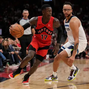 Dennis Schroder dribbelt gegen Minnesota Timberwolves Stürmer Kyle Anderson