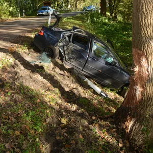 Der BMW liegt völlig zerstört am Unfallort.