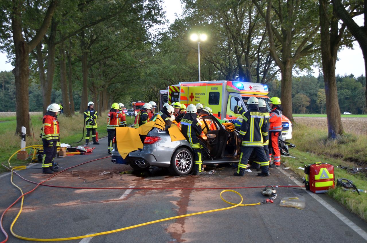 Die Unfallstelle auf der L124 im Landkreis Stade: Der Mercedes-Sportwagen wurde vollständig zerstört.