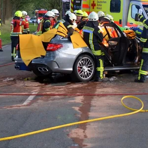Die Unfallstelle auf der L124 im Landkreis Stade: Der Mercedes-Sportwagen wurde vollständig zerstört.