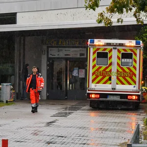 Nach dem Unfall wurden mehrere Kinder an der Schule vom Rettungdienst betreut.