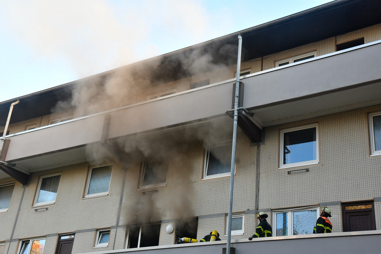 Dunkler Rauch kommt aus einer Wohnung in Billstedt, in der es am Dienstagnachmittag brannte.