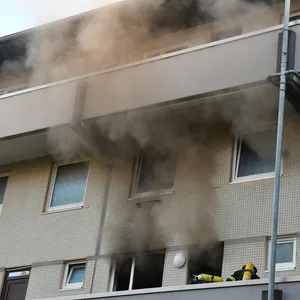Dunkler Rauch kommt aus einer Wohnung in Billstedt, in der es am Dienstagnachmittag brannte.