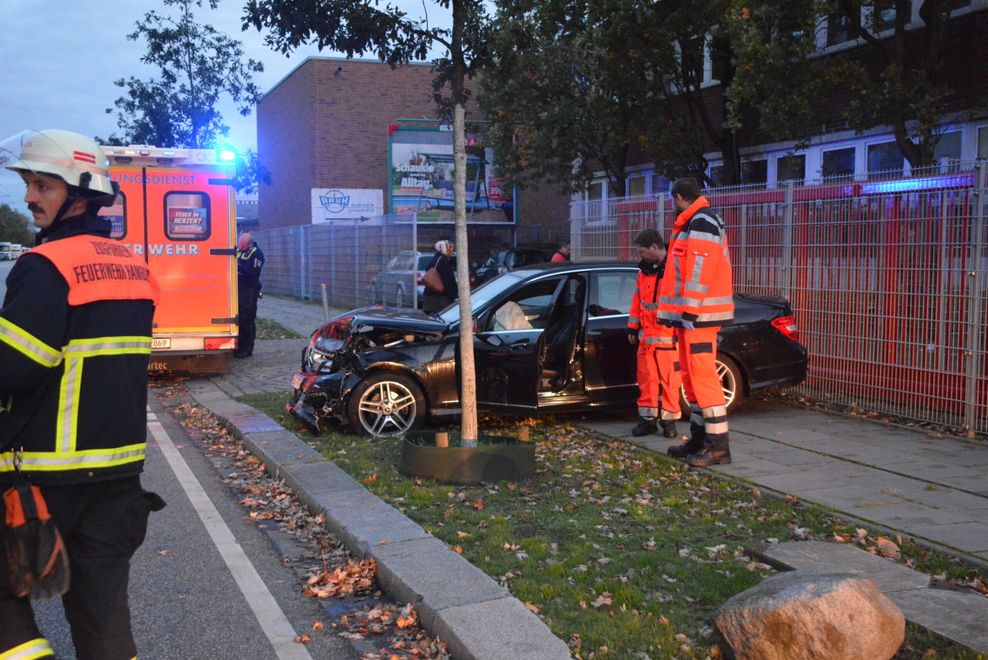 Einsatzkräfte rund um den zerstörten Mercedes.