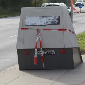 Blitzanhänger An der Straße Curslacker Neuer Deich beschädigt: Die Scheibe ist mit weißer Farbe zugbesprüht.