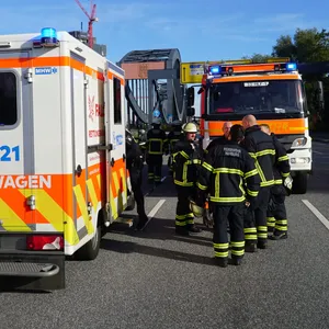 Rettungskräfte kümmern sich um die am Unfall auf der A255 beteiligten Personen.