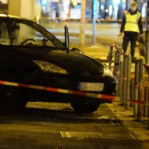 In diesem Ford saß die lebensbedrohlich verletzte Frau. Sie starb im Krankenhaus, die Polizei bestätigte, dass sie schon vor dem Unfall verletzt war.
