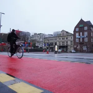 Seit Freitag gibt es auf der Reeperbahn in Richtung Altona einen breiten Radweg.