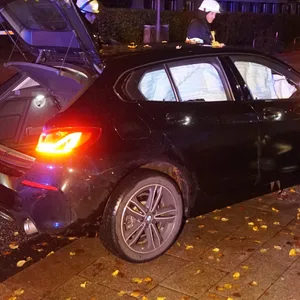 Zu schnell in die Kurve – Auto kracht gegen Baum