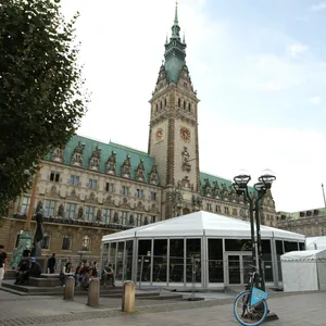 Vor dem Rathaus stehen bereits Pavillons für das Fest zum Tag der deutschen Einheit.