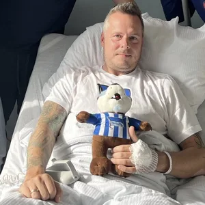 Drei Männer und ein Bär: Hertha-Boss Frank Bernstein ist im Krankenhaus nicht allein.