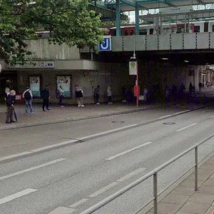 Männer wollen Handy rauben und stechen 19-Jährigen nieder