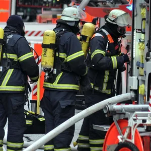 Feuer in Audi Autohaus in Hamburg – Menschen gerettet