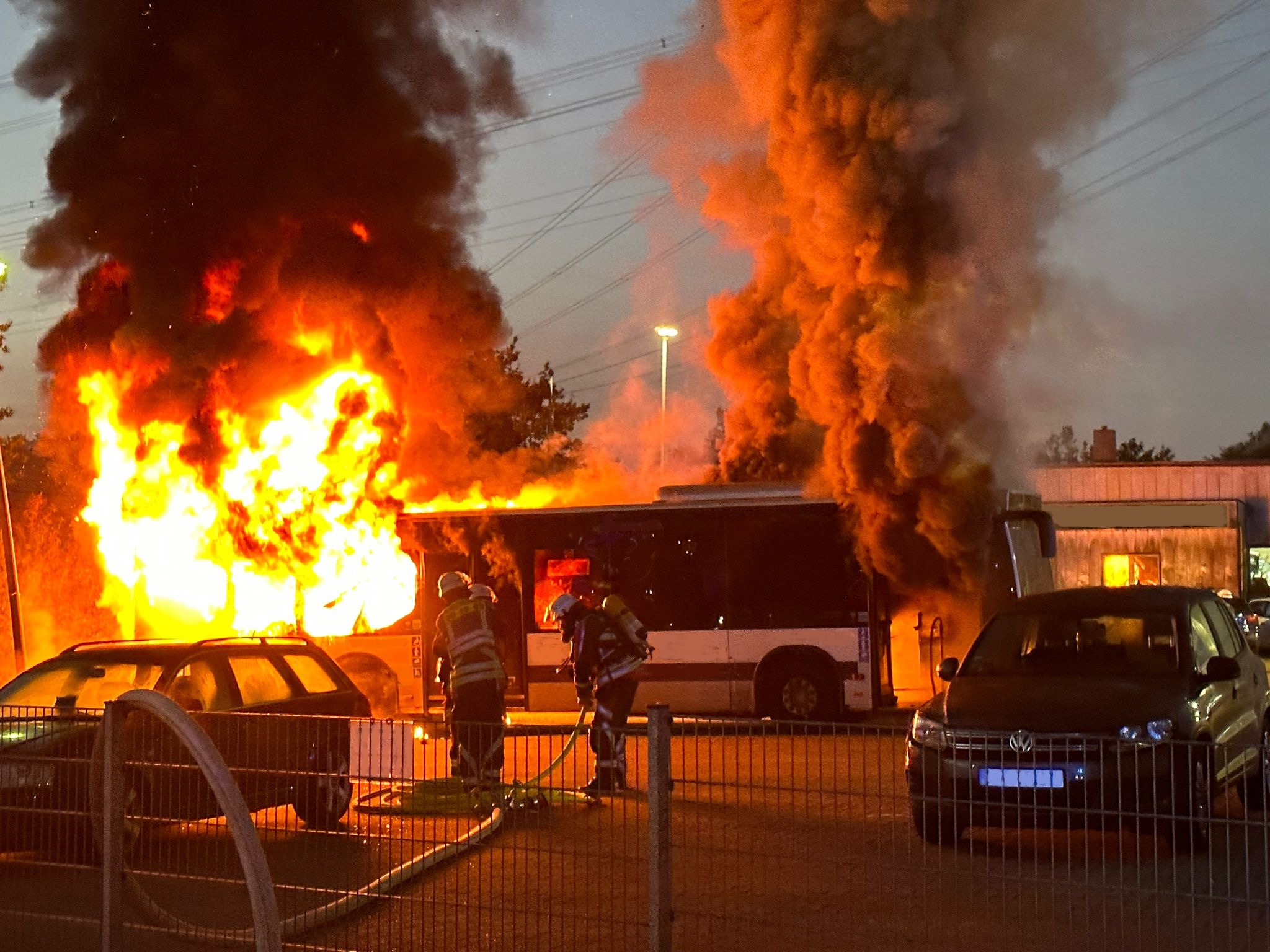 Die Flammen breiteten sich im Heck des Busses aus.